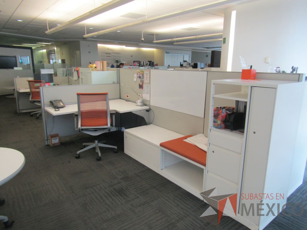 Lote 084 - Estación de trabajo para 5 personas con 5 gabinetes altos metálicos color blanco - Imagen 3