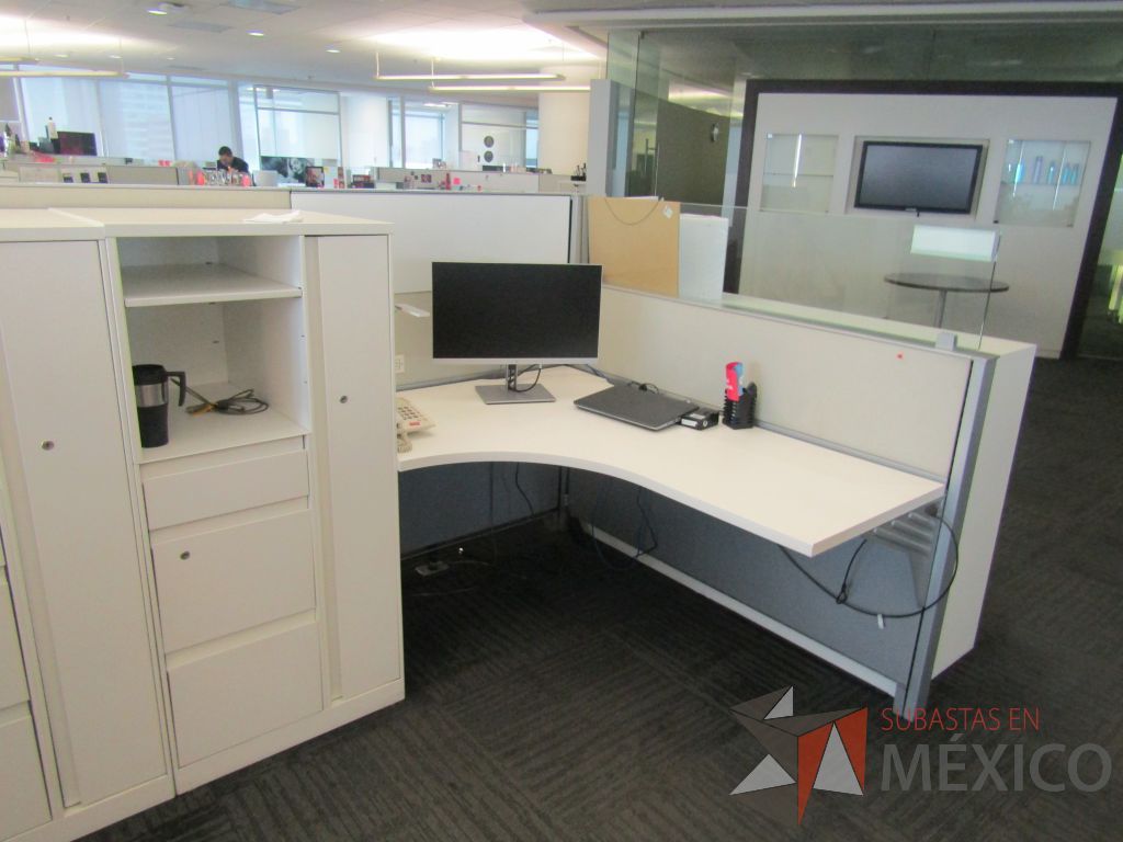Lote 084 - Estación de trabajo para 5 personas con 5 gabinetes altos metálicos color blanco - Imagen 9