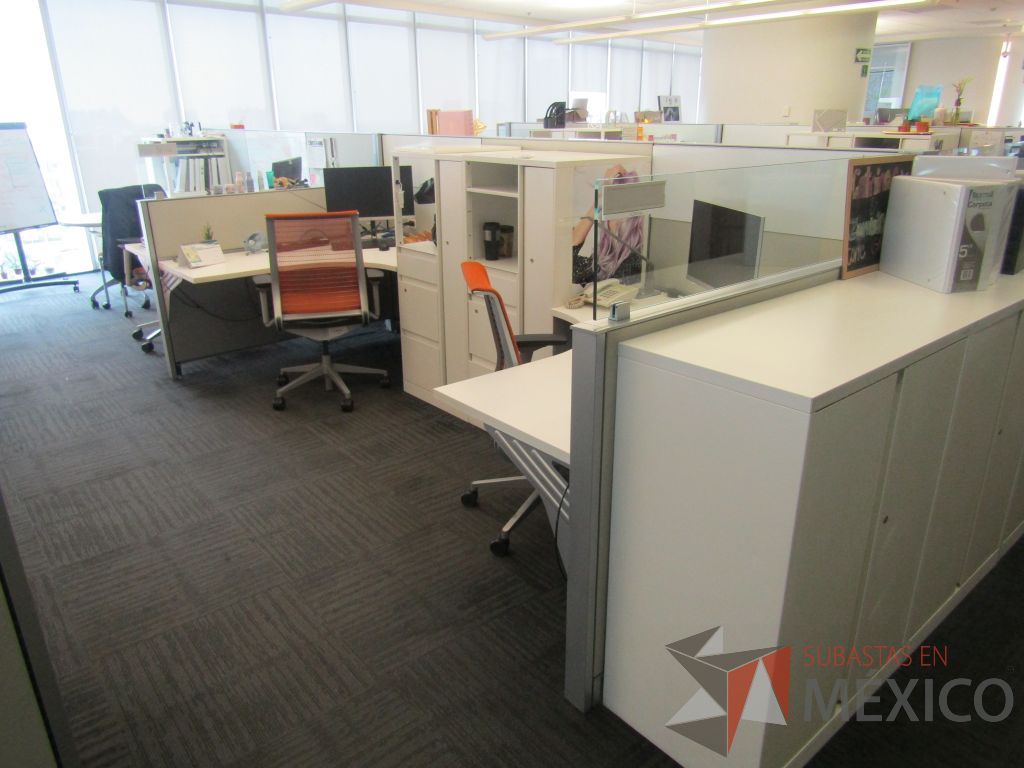 Lote 084 - Estación de trabajo para 5 personas con 5 gabinetes altos metálicos color blanco