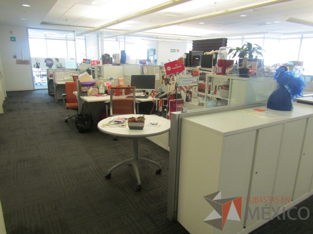 Lote 322 - Estación de trabajo para 9 personas de mampara baja con 9 gabinetes altos metálicos color blanco - Imagen 5