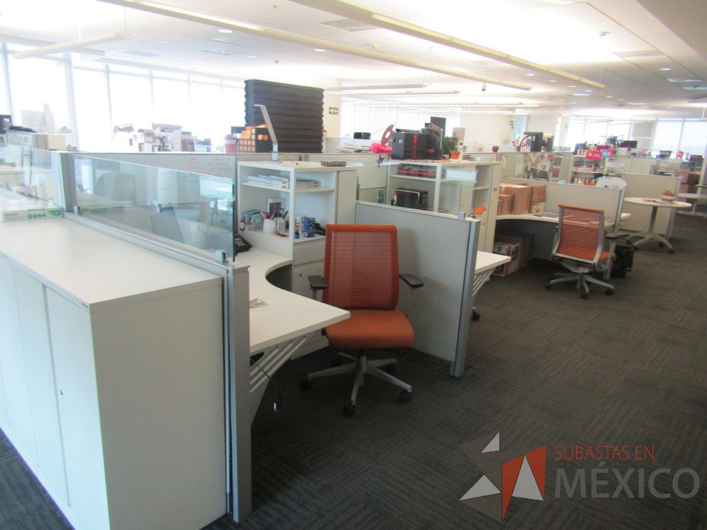 Lote 322 - Estación de trabajo para 9 personas de mampara baja con 9 gabinetes altos metálicos color blanco - Imagen 6