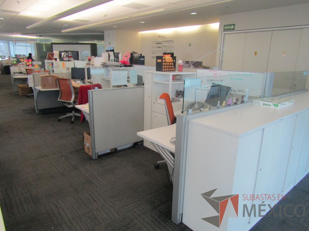 Lote 322 - Estación de trabajo para 9 personas de mampara baja con 9 gabinetes altos metálicos color blanco - Imagen 7