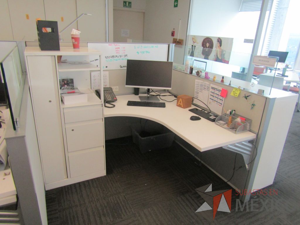 Lote 322 - Estación de trabajo para 9 personas de mampara baja con 9 gabinetes altos metálicos color blanco - Imagen 8