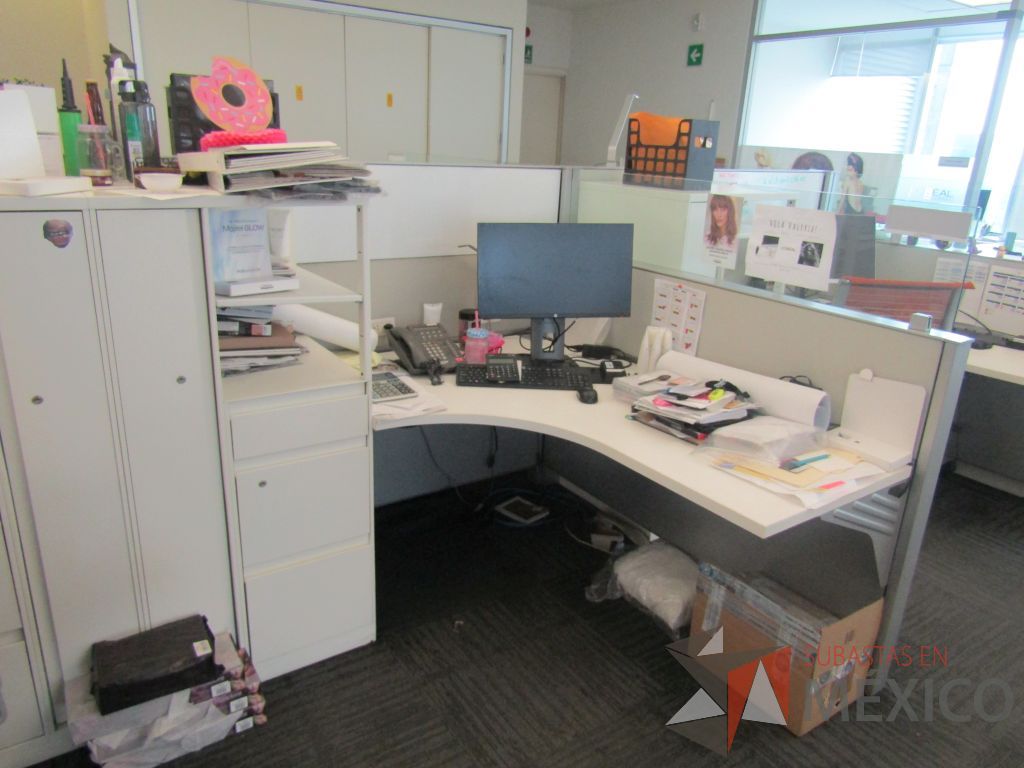 Lote 322 - Estación de trabajo para 9 personas de mampara baja con 9 gabinetes altos metálicos color blanco - Imagen 9