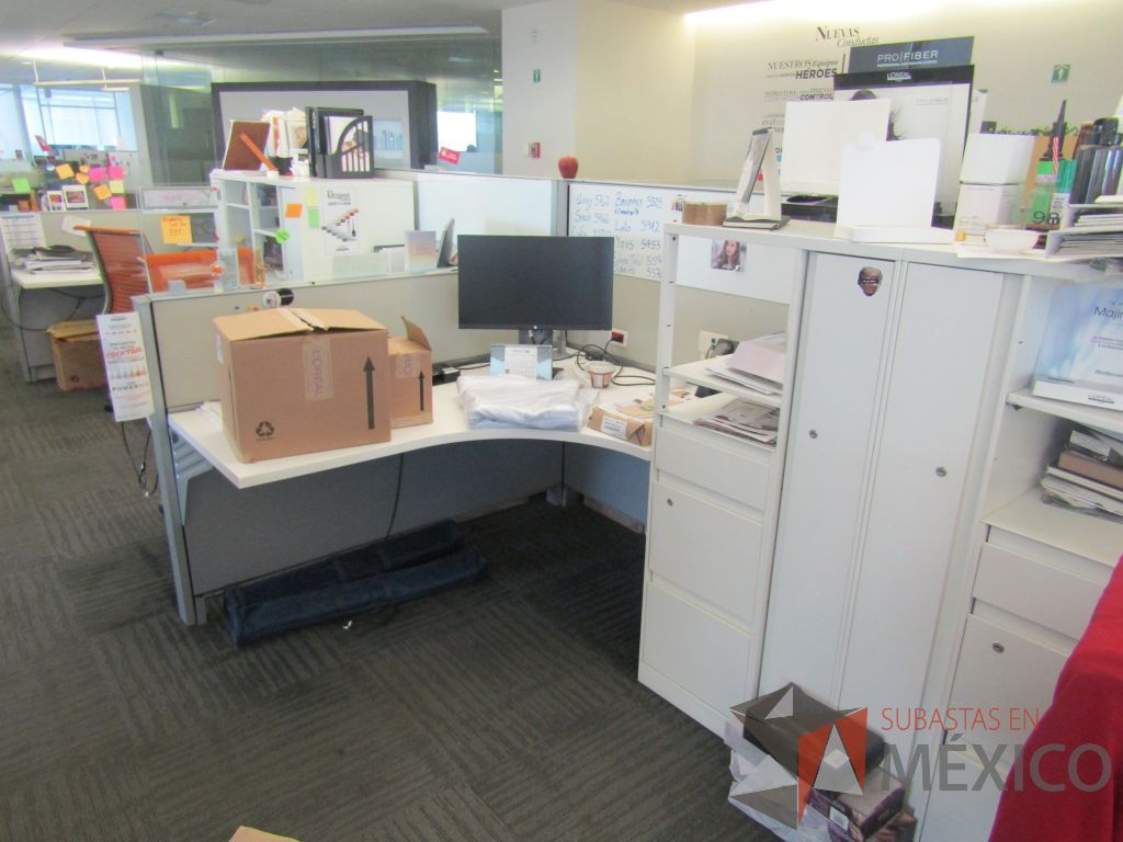Lote 322 - Estación de trabajo para 9 personas de mampara baja con 9 gabinetes altos metálicos color blanco - Imagen 10