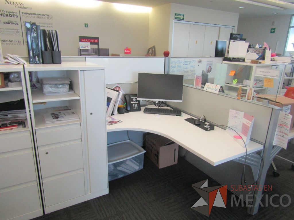 Lote 322 - Estación de trabajo para 9 personas de mampara baja con 9 gabinetes altos metálicos color blanco - Imagen 11