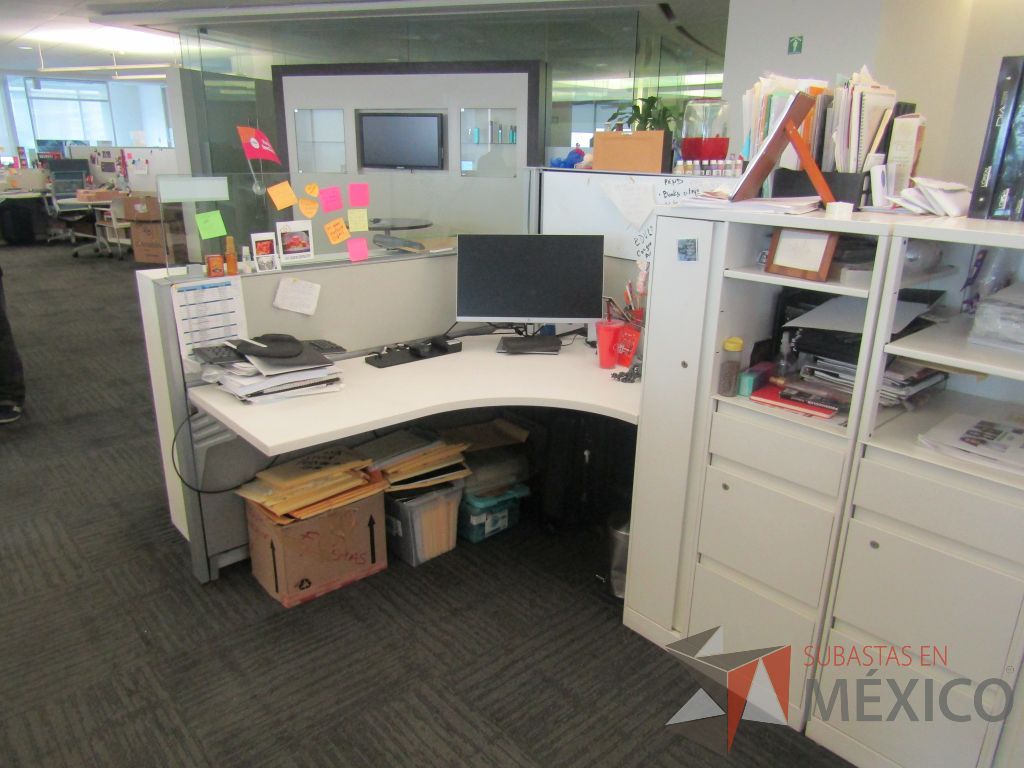 Lote 322 - Estación de trabajo para 9 personas de mampara baja con 9 gabinetes altos metálicos color blanco - Imagen 12