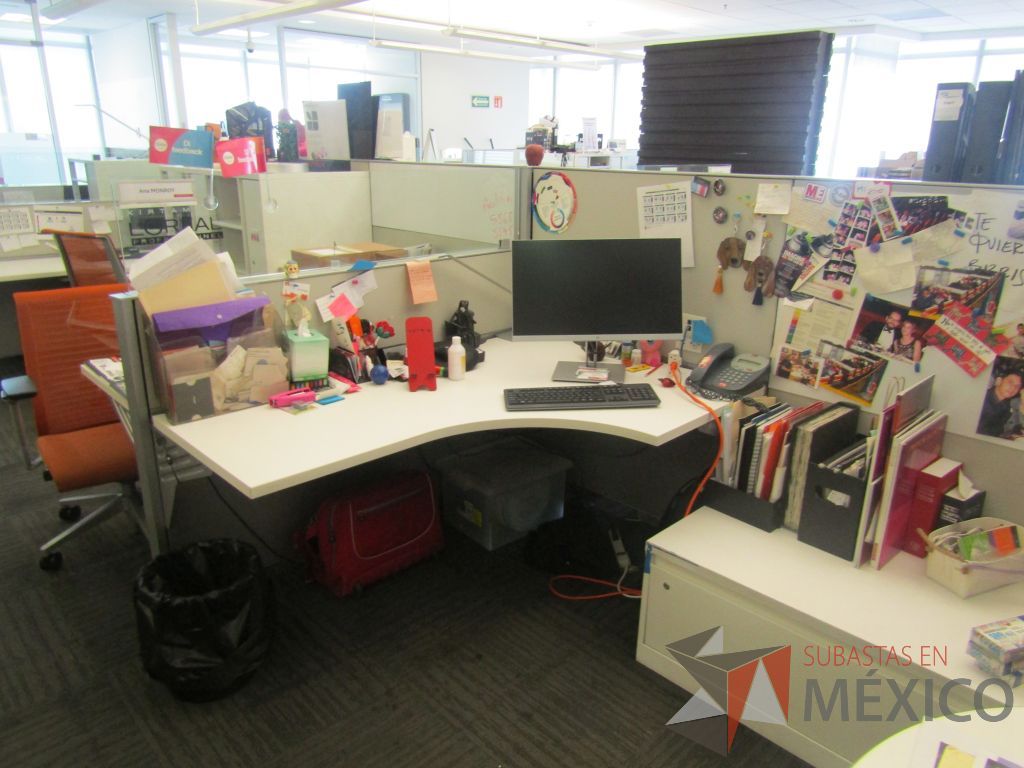 Lote 322 - Estación de trabajo para 9 personas de mampara baja con 9 gabinetes altos metálicos color blanco - Imagen 15