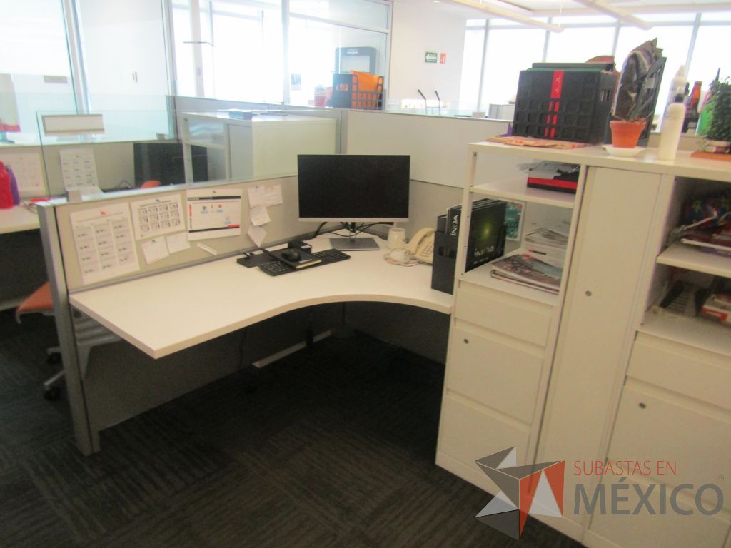 Lote 322 - Estación de trabajo para 9 personas de mampara baja con 9 gabinetes altos metálicos color blanco - Imagen 17