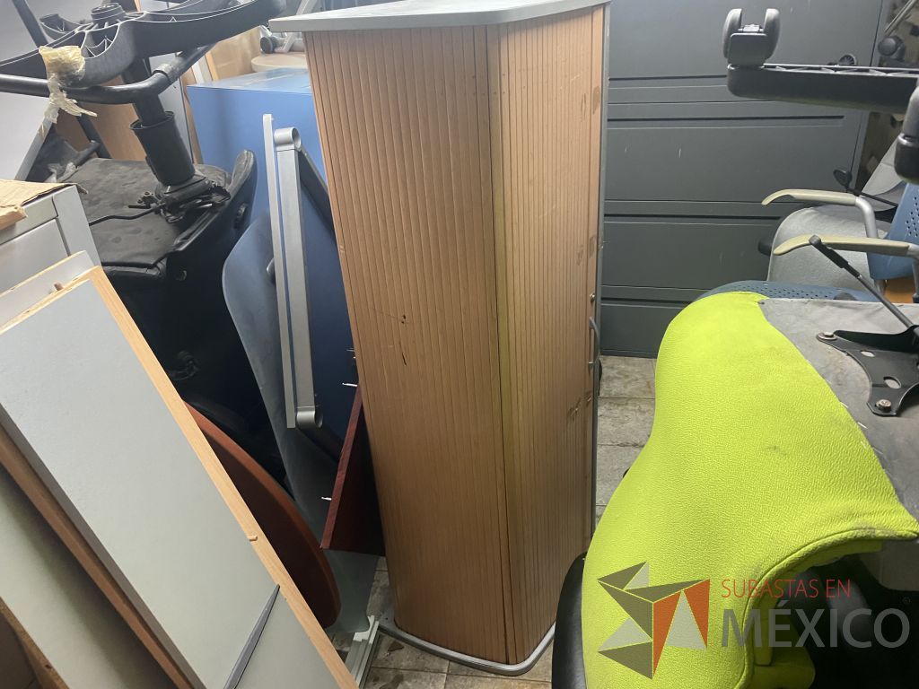 Lote 032 - 350 piezas para estaciones de trabajo, 2 mamparas altas con 4 gavetas y silla tipo piel - Imagen 20