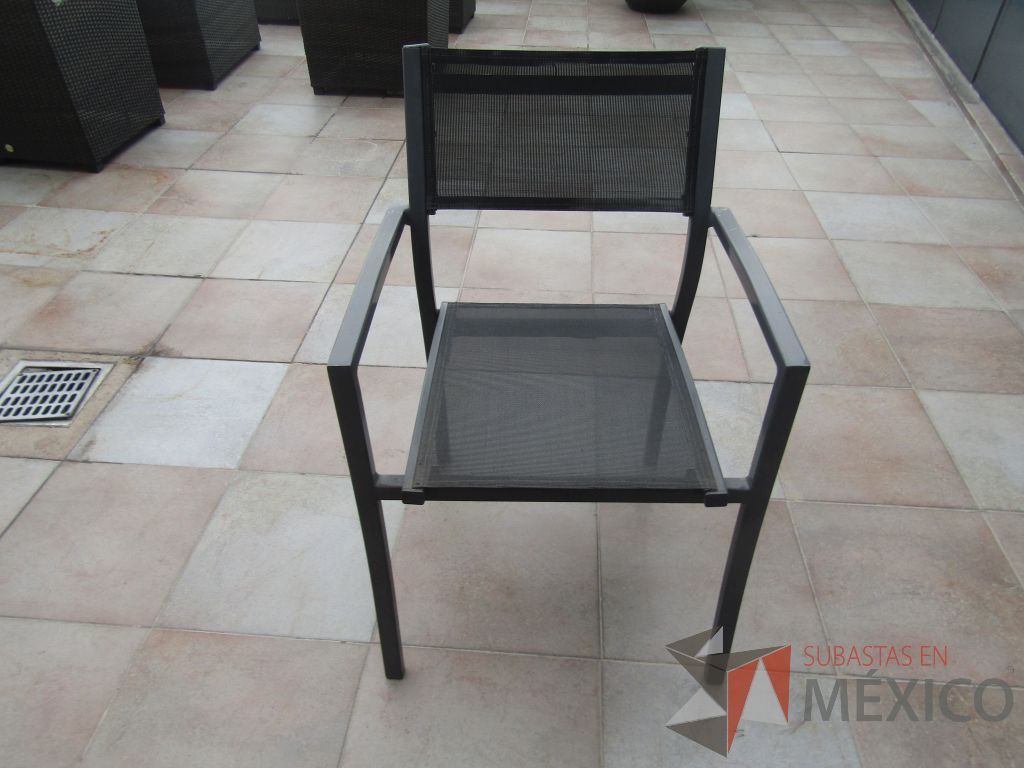 Lote 195 - 6 Silla fija con 4 pata metálicas, asiento y respaldo en malla color negro.