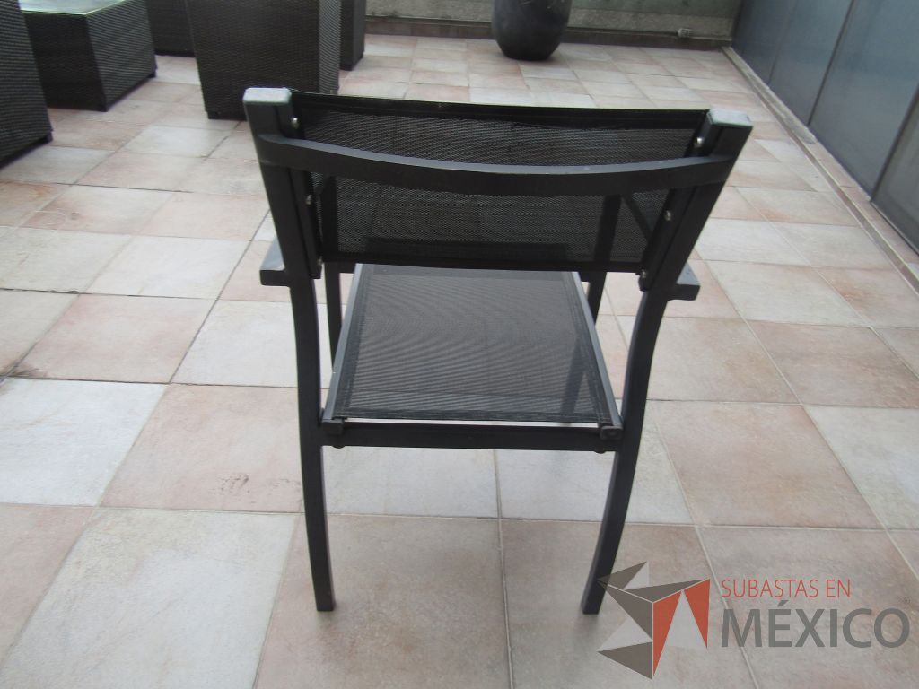 Lote 195 - 6 Silla fija con 4 pata metálicas, asiento y respaldo en malla color negro. - Imagen 4
