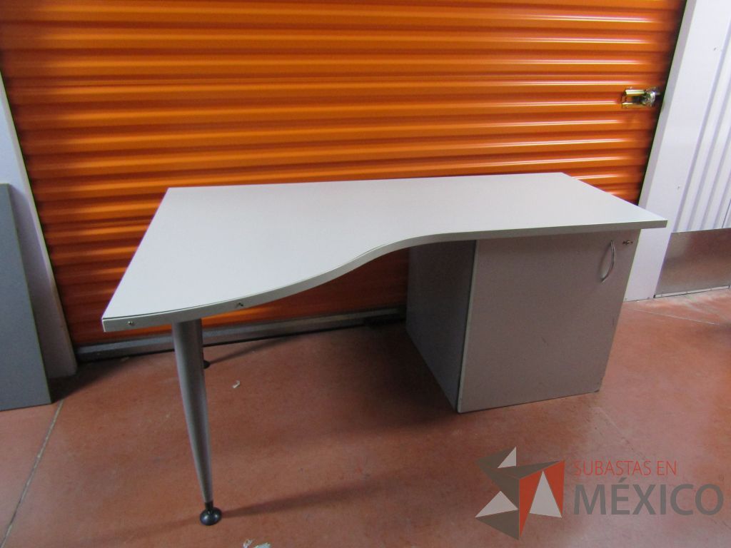Lote 009 - 2 Escritorios con gabinete de pedestal sin puerta color gris