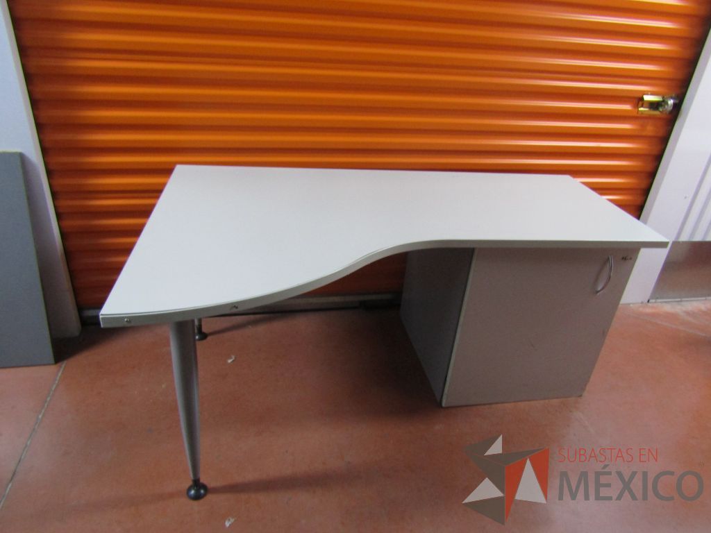 Lote 009 - 2 Escritorios con gabinete de pedestal sin puerta color gris - Imagen 2