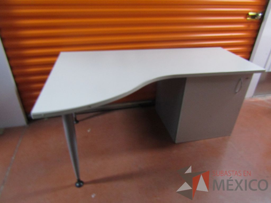 Lote 009 - 2 Escritorios con gabinete de pedestal sin puerta color gris - Imagen 3