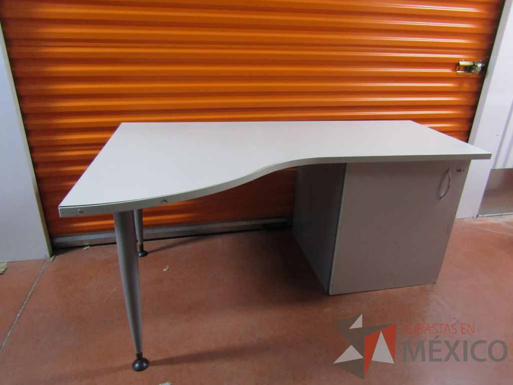 Lote 009 - 2 Escritorios con gabinete de pedestal sin puerta color gris - Imagen 4