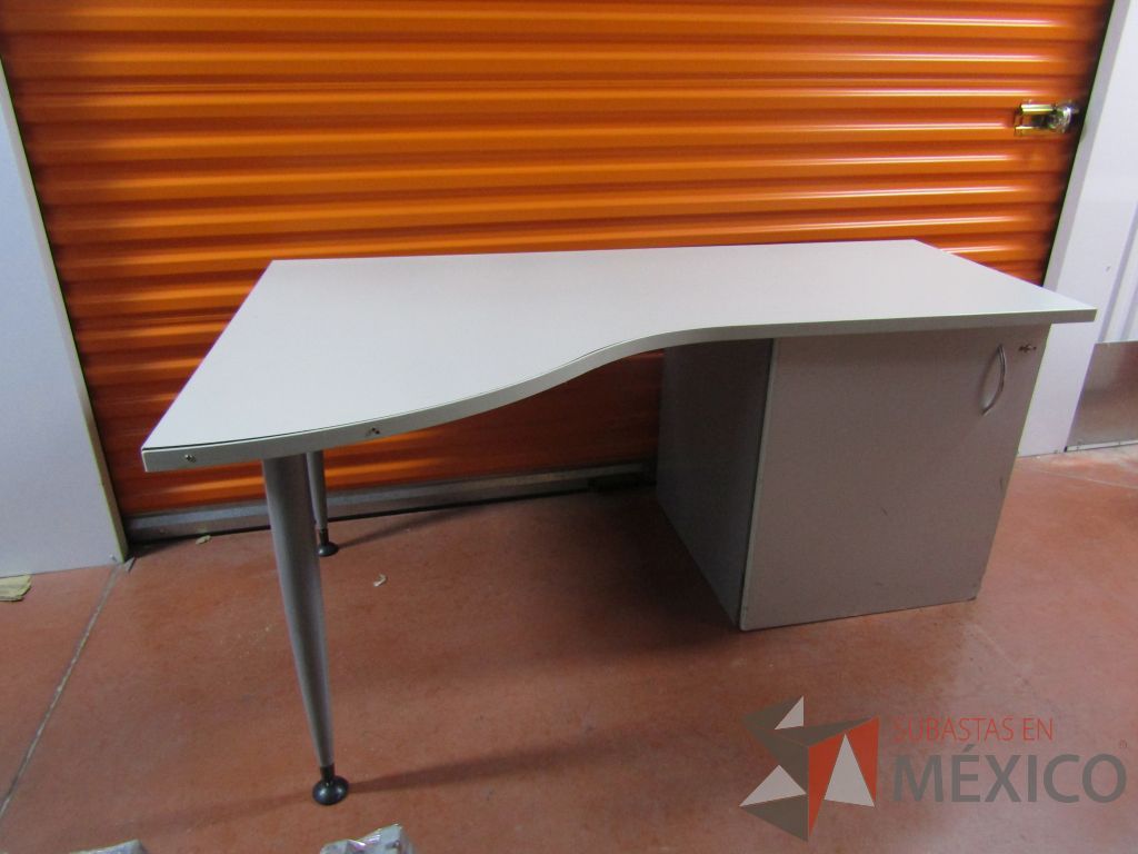 Lote 009 - 2 Escritorios con gabinete de pedestal sin puerta color gris - Imagen 5