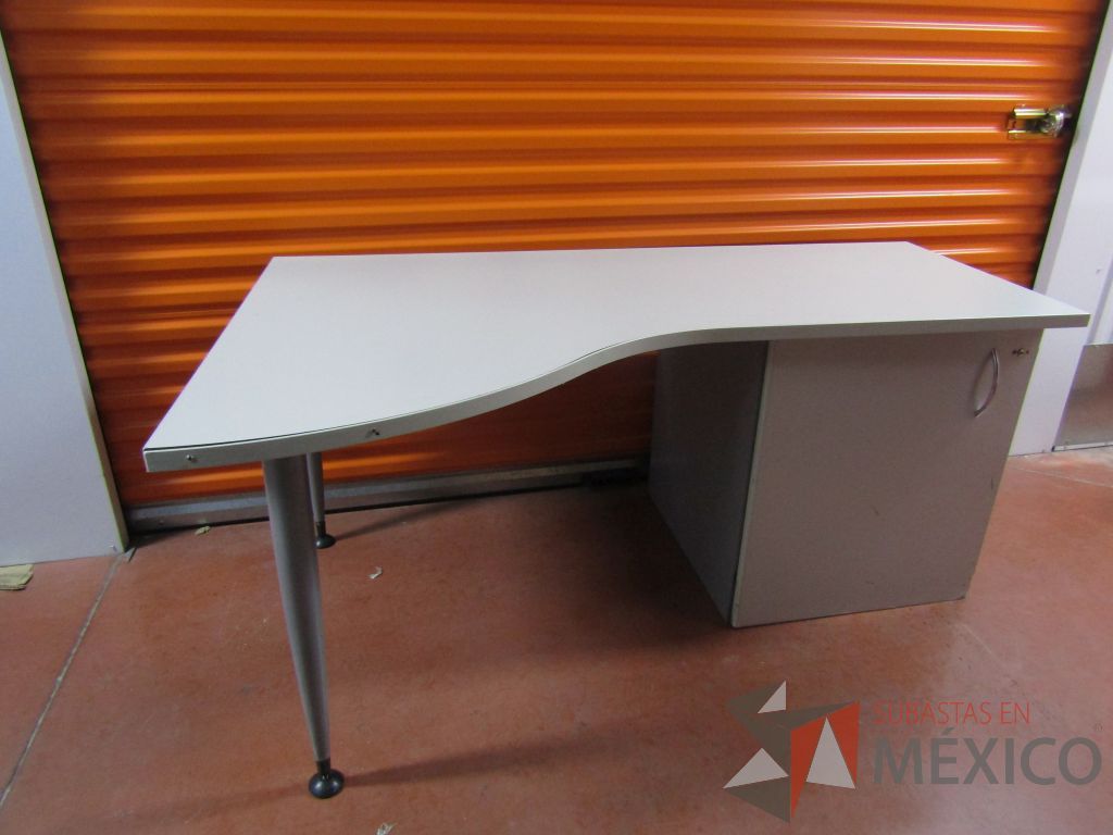 Lote 009 - 2 Escritorios con gabinete de pedestal sin puerta color gris - Imagen 6