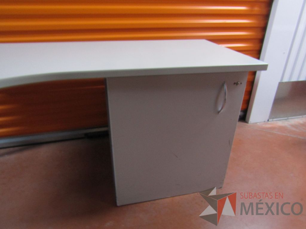 Lote 009 - 2 Escritorios con gabinete de pedestal sin puerta color gris - Imagen 7