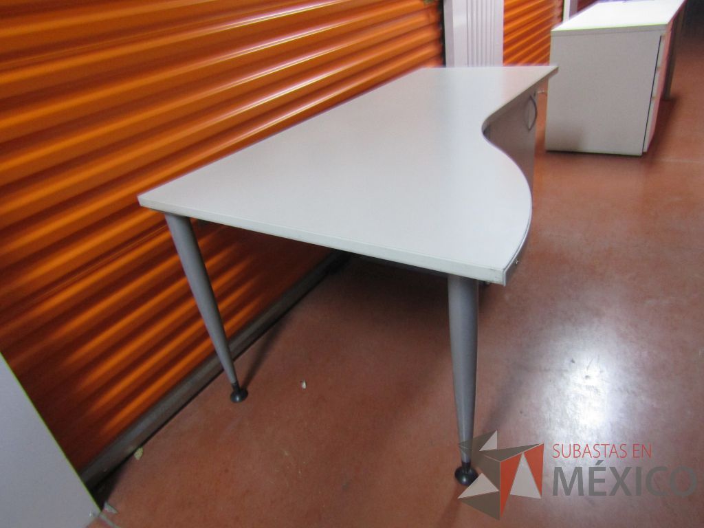 Lote 009 - 2 Escritorios con gabinete de pedestal sin puerta color gris - Imagen 8