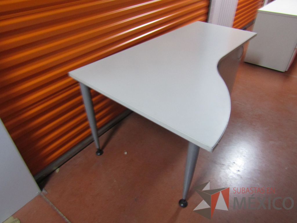 Lote 009 - 2 Escritorios con gabinete de pedestal sin puerta color gris - Imagen 9