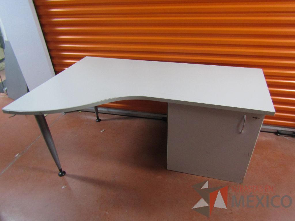 Lote 009 - 2 Escritorios con gabinete de pedestal sin puerta color gris - Imagen 10