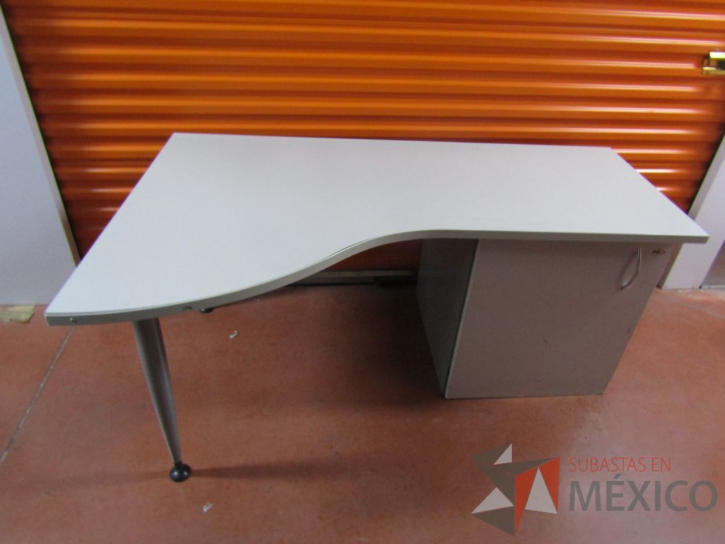 Lote 009 - 2 Escritorios con gabinete de pedestal sin puerta color gris - Imagen 11