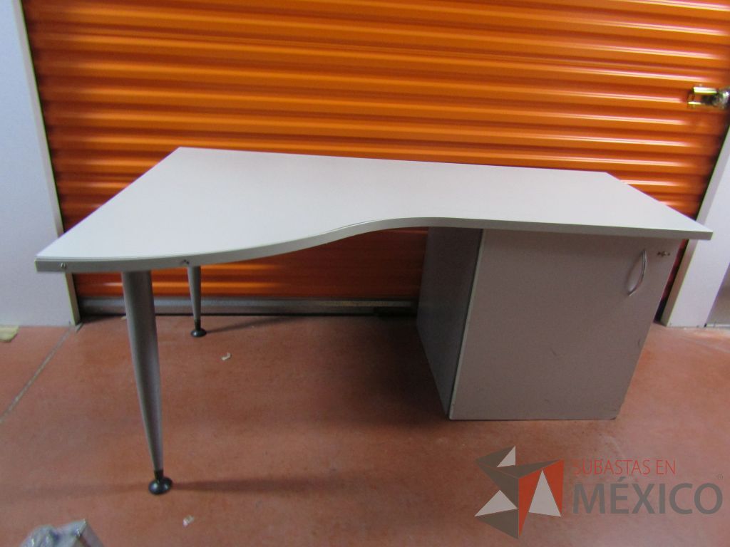 Lote 009 - 2 Escritorios con gabinete de pedestal sin puerta color gris - Imagen 12