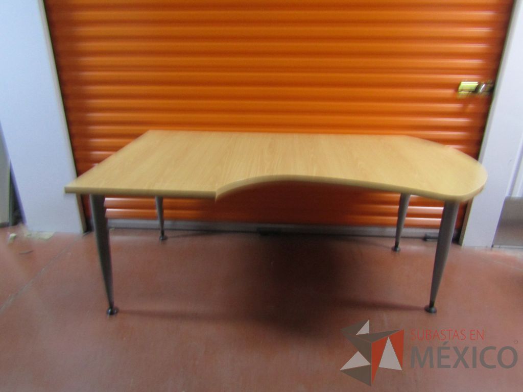 Lote 004 - 2 Escritorios con 4 pata metálicas y cubierta color madera