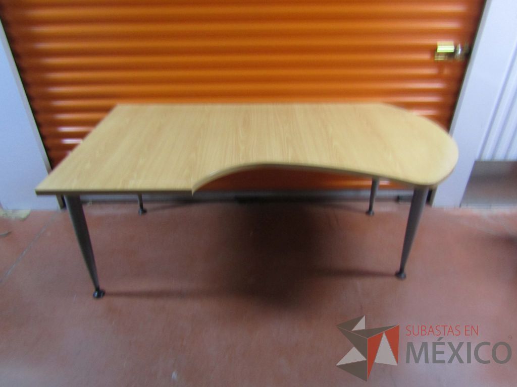 Lote 004 - 2 Escritorios con 4 pata metálicas y cubierta color madera - Imagen 3