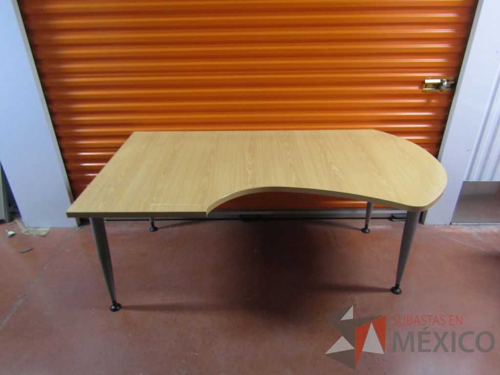 Lote 004 - 2 Escritorios con 4 pata metálicas y cubierta color madera - Imagen 4