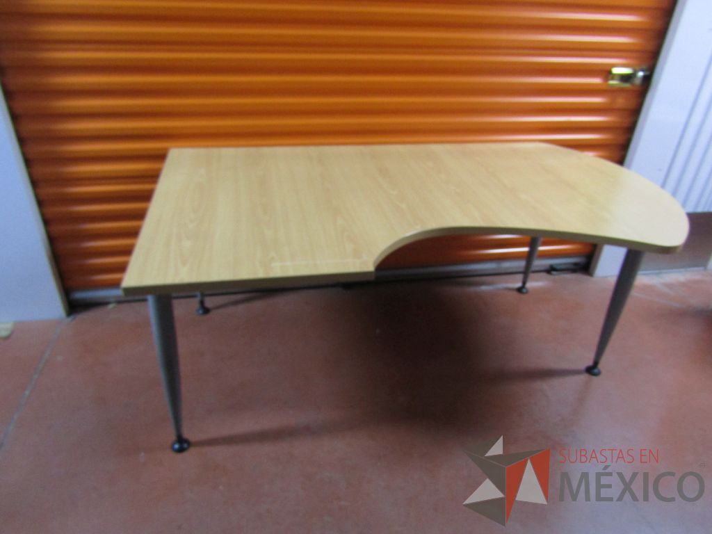 Lote 004 - 2 Escritorios con 4 pata metálicas y cubierta color madera - Imagen 5