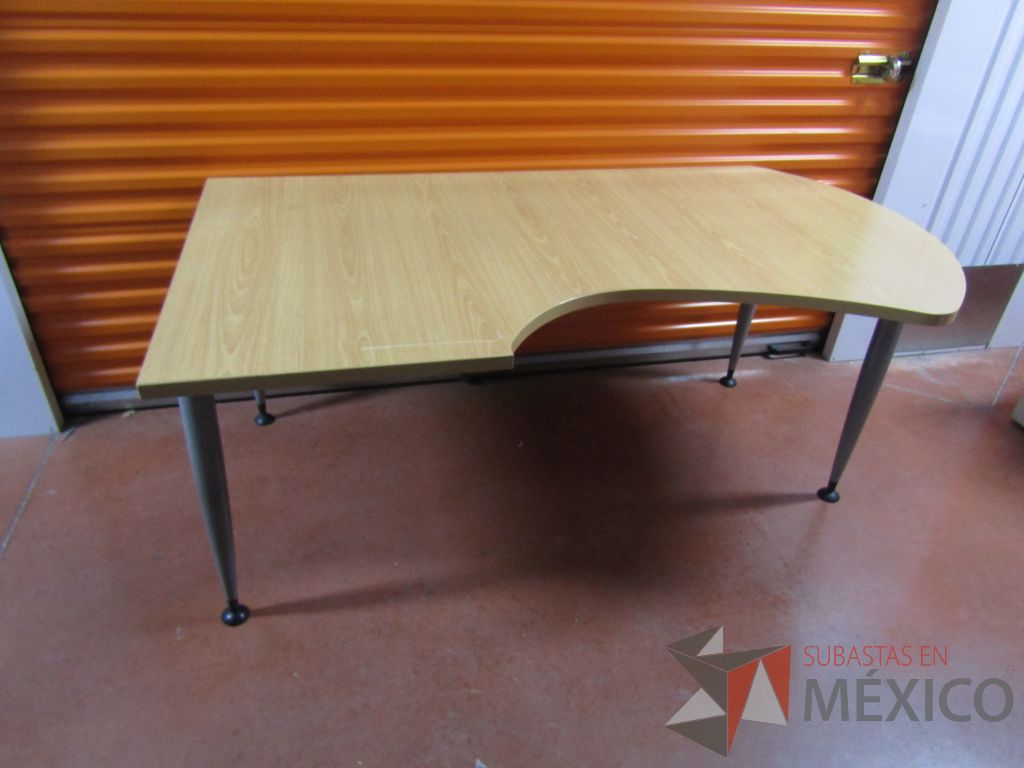 Lote 004 - 2 Escritorios con 4 pata metálicas y cubierta color madera - Imagen 6