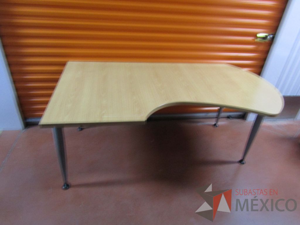 Lote 004 - 2 Escritorios con 4 pata metálicas y cubierta color madera - Imagen 7