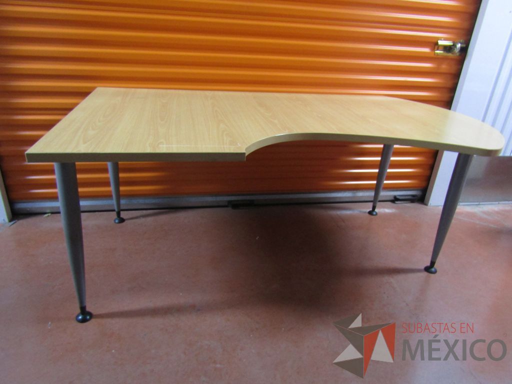 Lote 004 - 2 Escritorios con 4 pata metálicas y cubierta color madera - Imagen 8