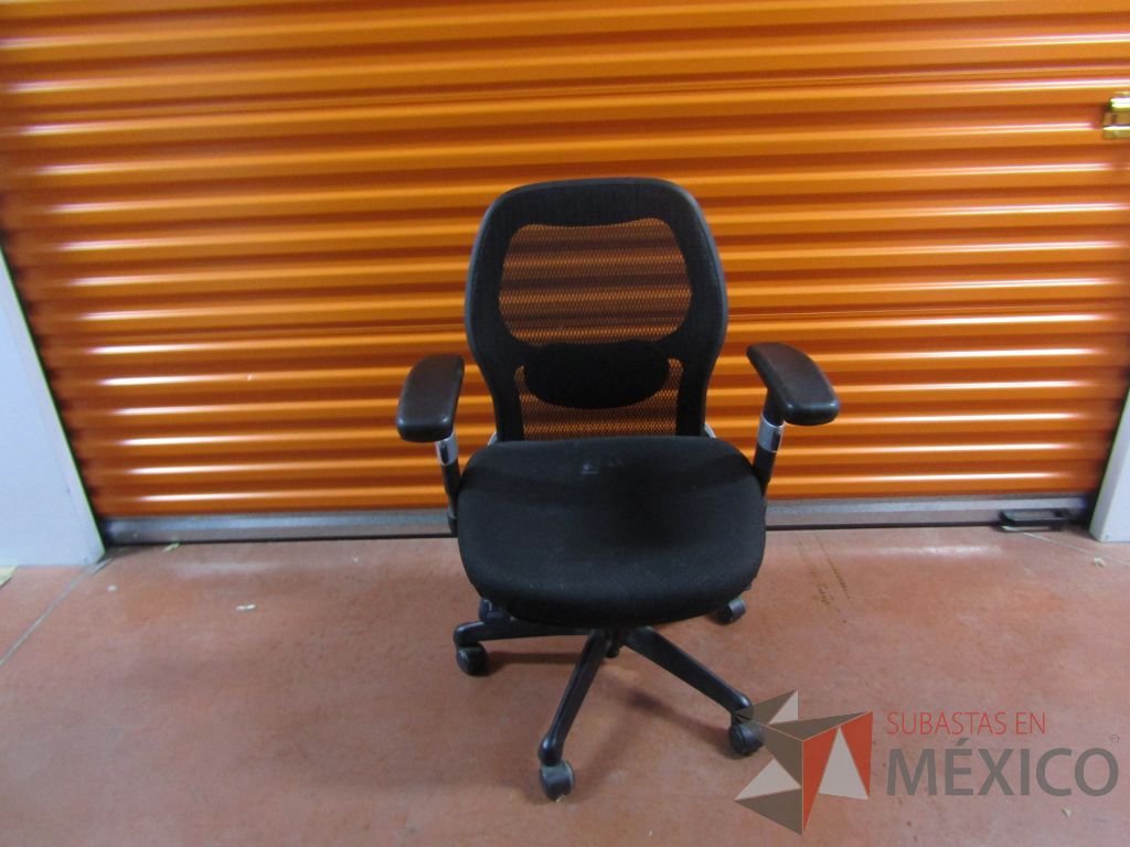 Lote 008 - 7 Sillas operativa con asiento en tela y respaldo en malla color negro - Imagen 2