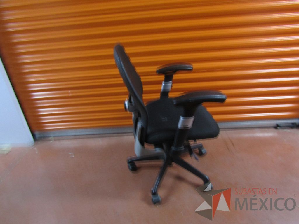 Lote 008 - 7 Sillas operativa con asiento en tela y respaldo en malla color negro - Imagen 3