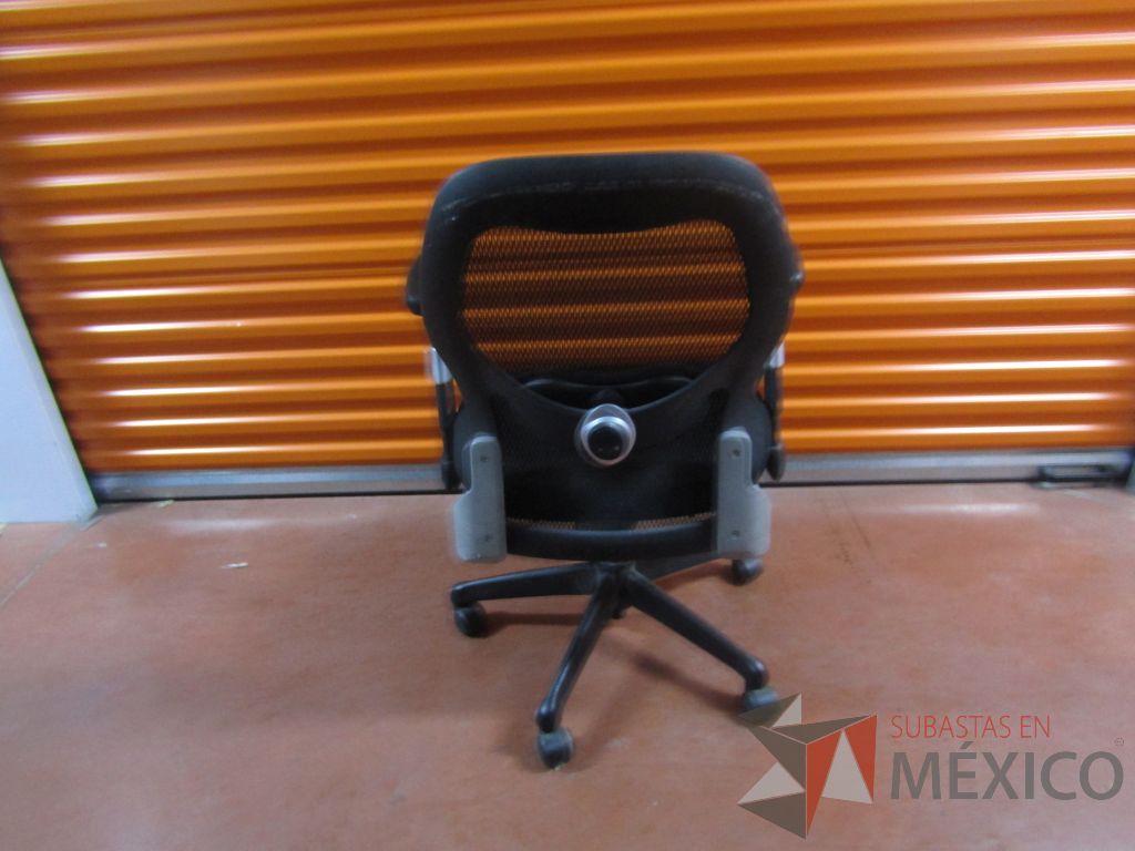 Lote 008 - 7 Sillas operativa con asiento en tela y respaldo en malla color negro - Imagen 4