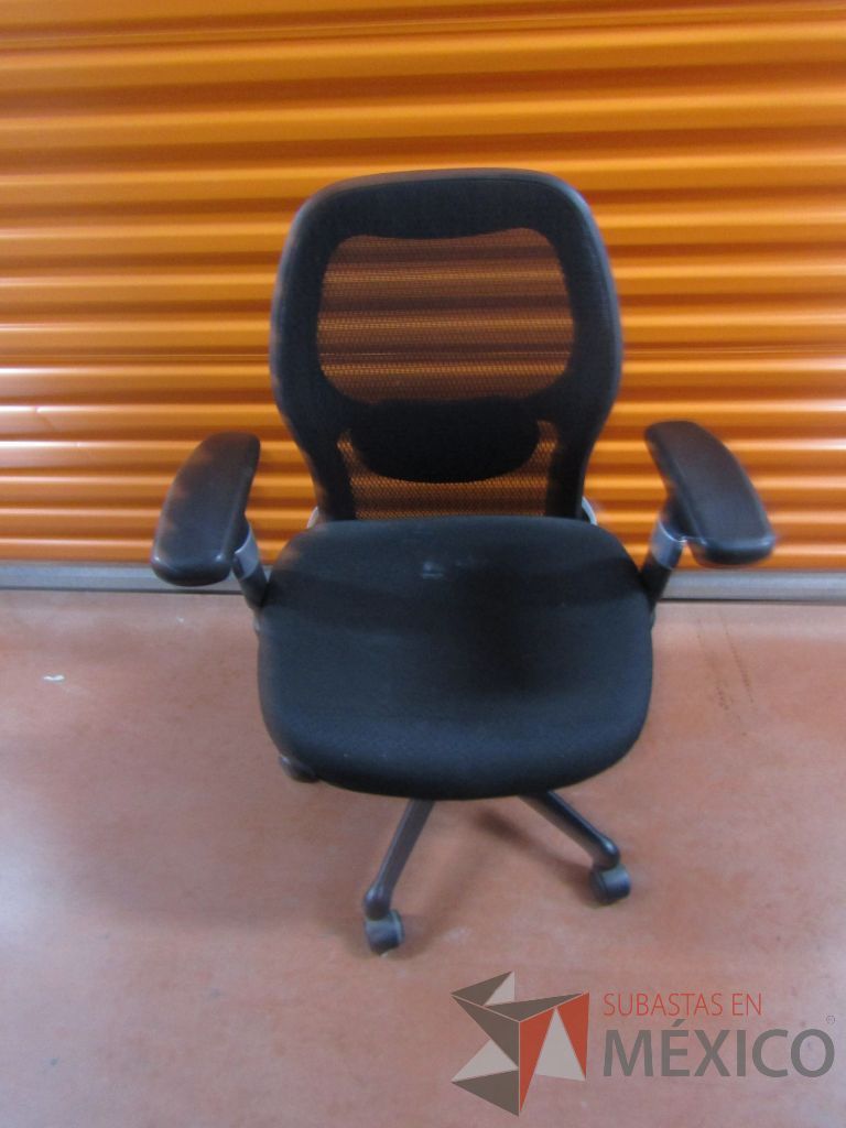 Lote 008 - 7 Sillas operativa con asiento en tela y respaldo en malla color negro - Imagen 5
