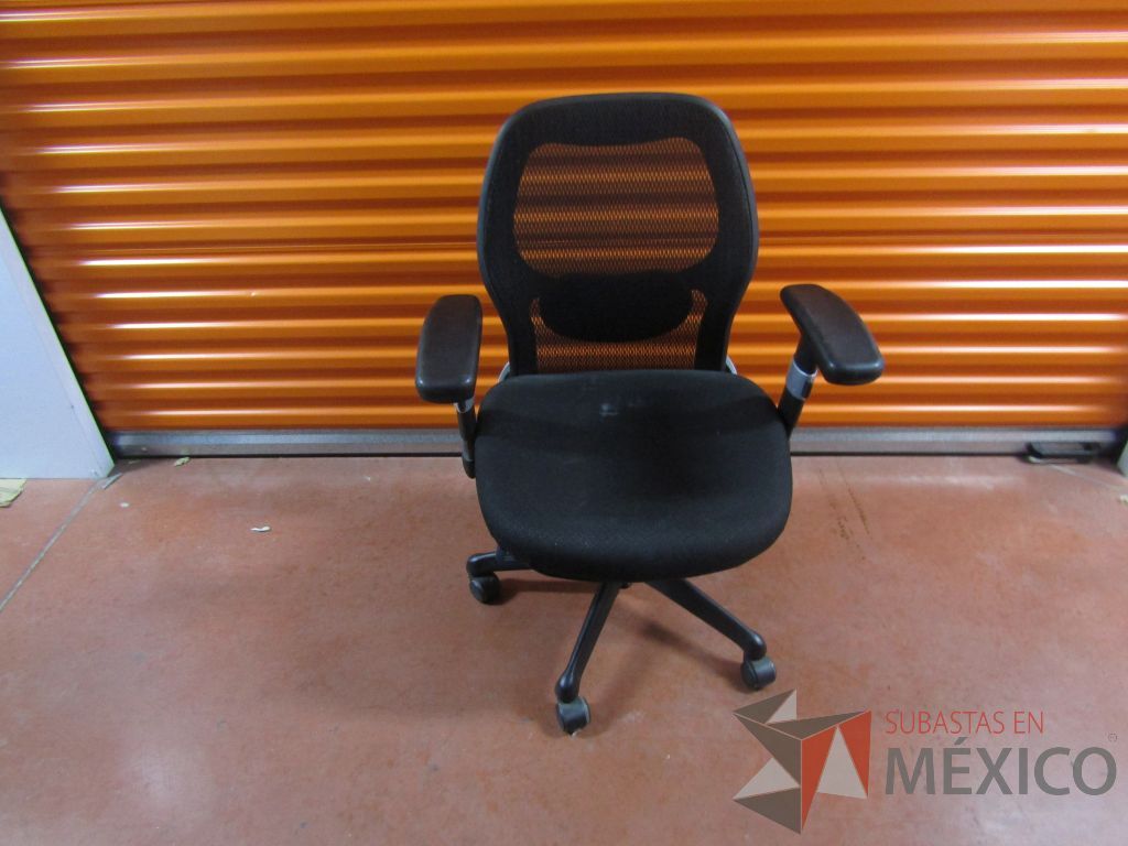 Lote 008 - 7 Sillas operativa con asiento en tela y respaldo en malla color negro - Imagen 6
