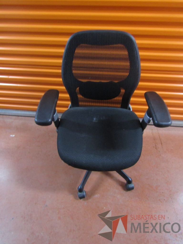 Lote 008 - 7 Sillas operativa con asiento en tela y respaldo en malla color negro - Imagen 7