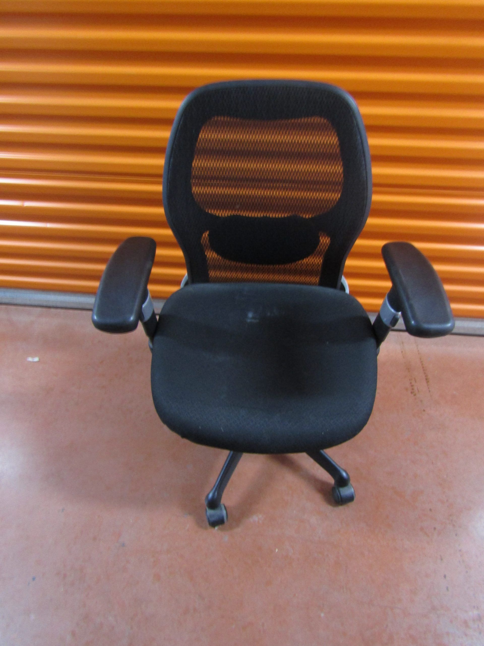 Lote 008 - 7 Sillas operativa con asiento en tela y respaldo en malla color negro