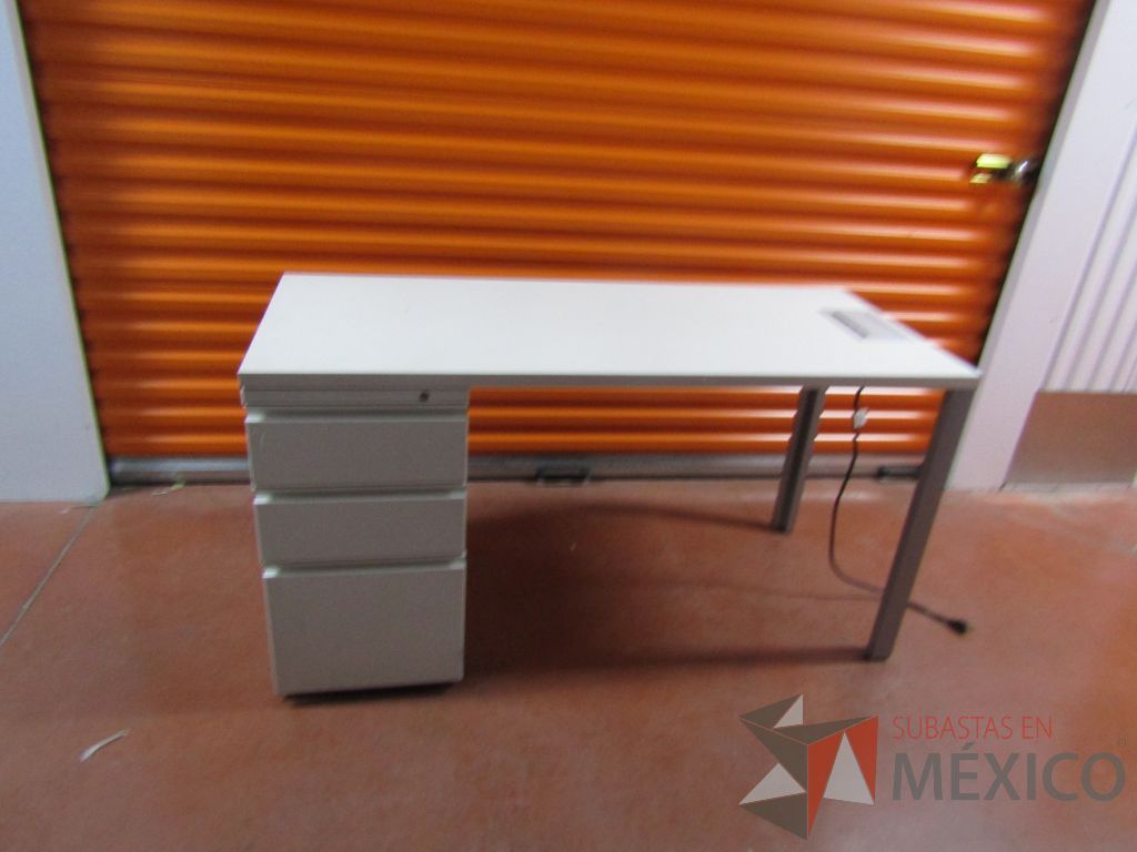 Lote 003 - Escritorio con archivero de pedestal de 3 cajones y cubierta color blanco