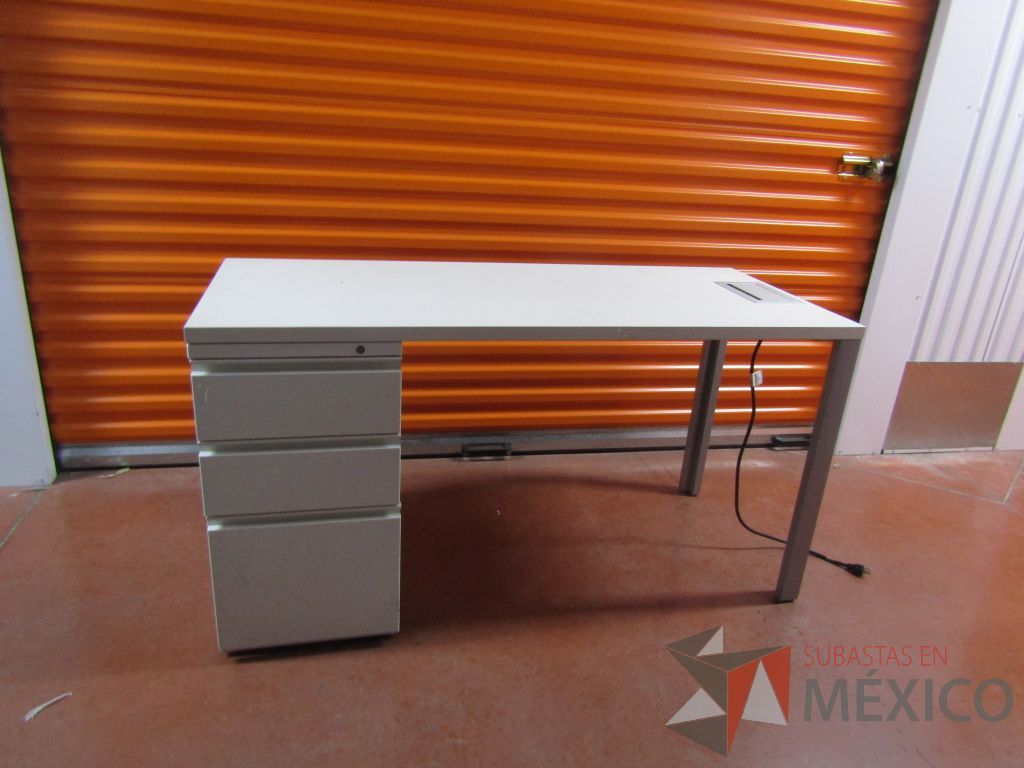 Lote 003 - Escritorio con archivero de pedestal de 3 cajones y cubierta color blanco - Imagen 2