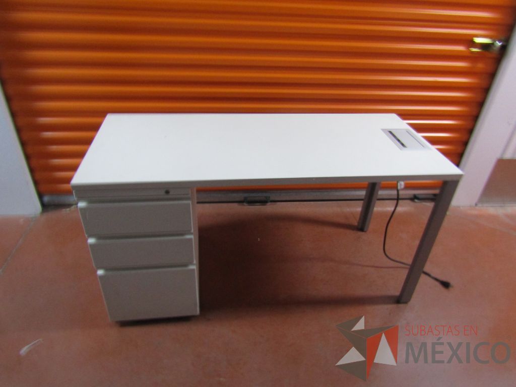 Lote 003 - Escritorio con archivero de pedestal de 3 cajones y cubierta color blanco - Imagen 3