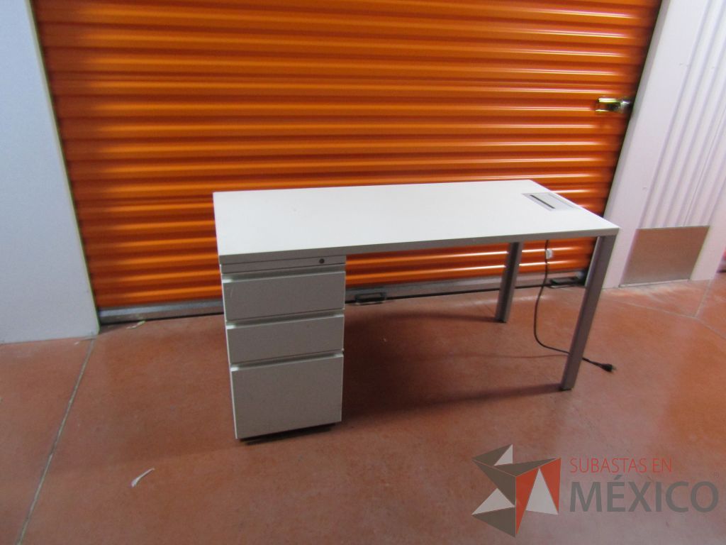 Lote 003 - Escritorio con archivero de pedestal de 3 cajones y cubierta color blanco - Imagen 4