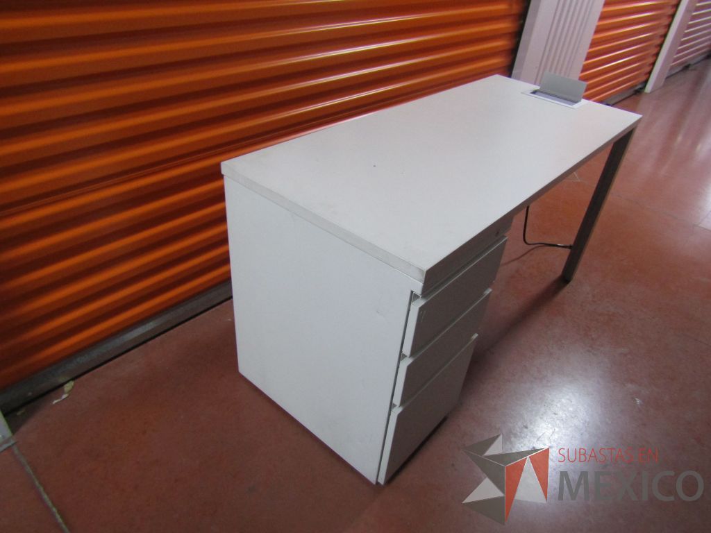 Lote 003 - Escritorio con archivero de pedestal de 3 cajones y cubierta color blanco - Imagen 6