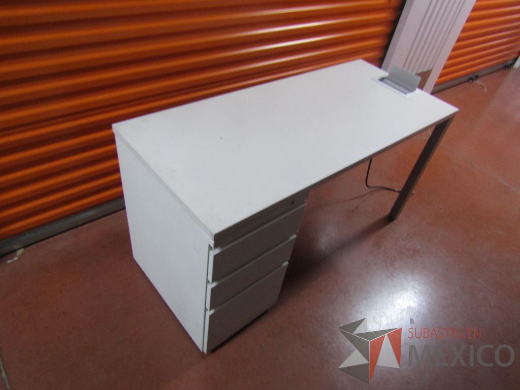 Lote 003 - Escritorio con archivero de pedestal de 3 cajones y cubierta color blanco - Imagen 7