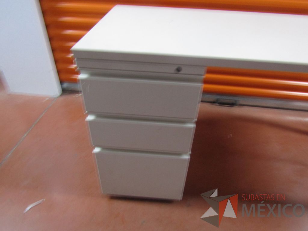 Lote 003 - Escritorio con archivero de pedestal de 3 cajones y cubierta color blanco - Imagen 9
