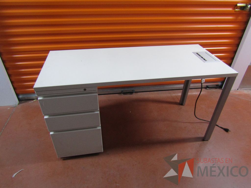 Lote 003 - Escritorio con archivero de pedestal de 3 cajones y cubierta color blanco - Imagen 10